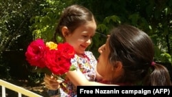 نازنین زاغری رتکلیف به همراه دختر خردسالش در مرخصی در سال گذشته