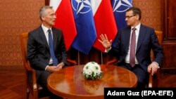 Польша премьер-министрі Матеуш Моравецкий (оң жақта) мен НАТО бас хатшысы Йенс Столтенберг. Варшава, 28 мамыр 2018 жыл.