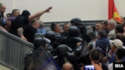 Protestuesit në ambientet e Kuvendit të Maqedonisë