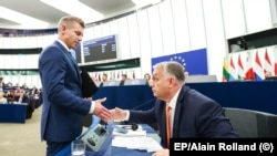 Magyar Péter és Orbán Viktor az Európai Parlament strasbourgi ülésén 2024. október 9-én