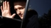 Proeminentul blogger anticorupție Alexei Navalnîi, la început de carieră, își salută susținătorii, după ce a fost eliberat de la o secție de poliție din Moscova, 24 mai 2012. 