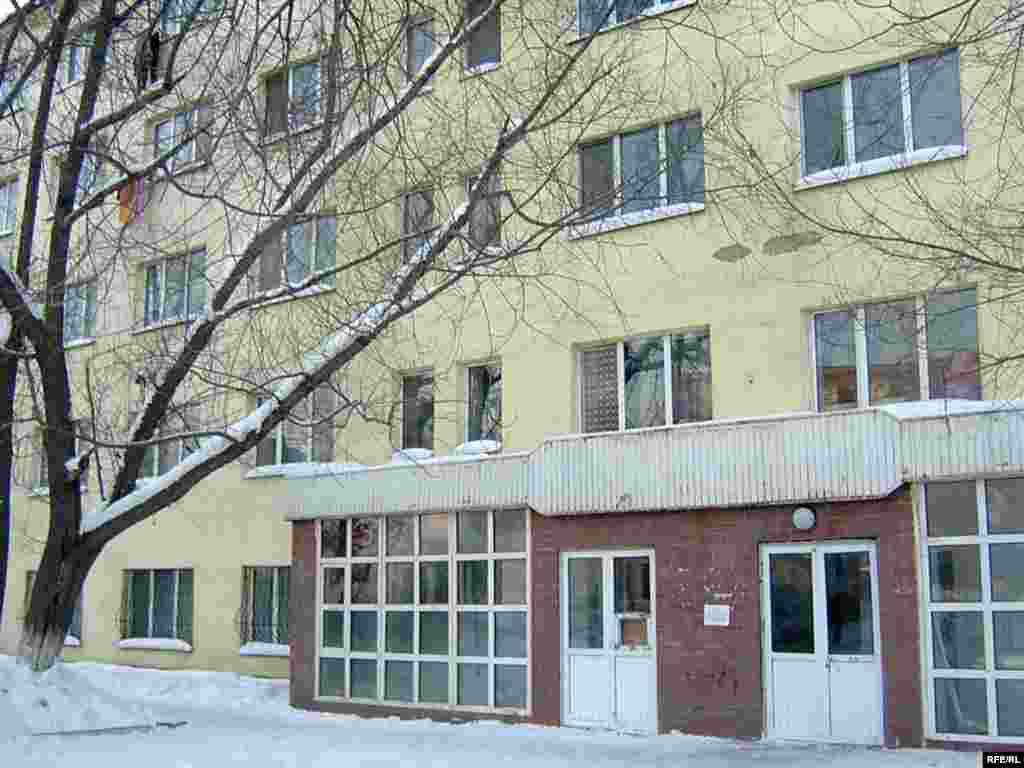 Театру было предоставлено общежитие, построенное в 1963 году. Артистам обещали, что они получат квартиры за два года. - Театру было предоставлено общежитие, построенное в 1963 году. Артистам обещали, что они получат свои квартиры за два года.