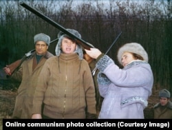 Nicoale Ceaușescunak megsérült az ujja, amivel a ravaszt húzta. Itt feleségét, Elenát figyeli lövés közben, egy újévi vadászaton 1976-ban.