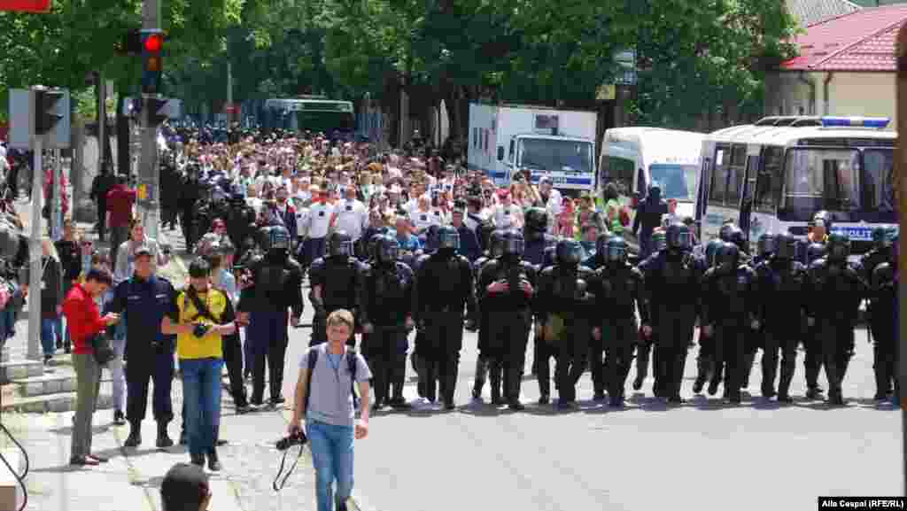 Coloana demonstrației „Fără frică” s-a oprit, poliția asigură securitatea