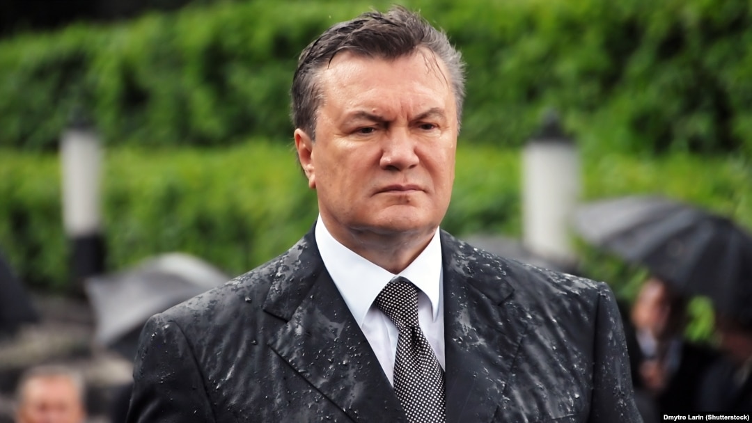 Віктор Янукович у парку Слави у Києві, коли його накрило вінком під час бурі. Травень 2010 року. 