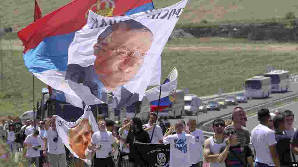 Kosovë - Serbët me flamuj kombëtarë dhe fotografi të ultranacionalistit Vojislav Sheshelj, duke shkuar për të festuar Vidovdanin në Gazimestan, 28 qershor 2012