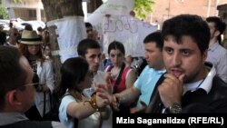 По результатам Единых национальных экзаменов в вузы не прошли 700 абитуриентов, набравшие минимальный проходной балл. Родители считают, что они должны получить еще одну возможность поступить в вуз