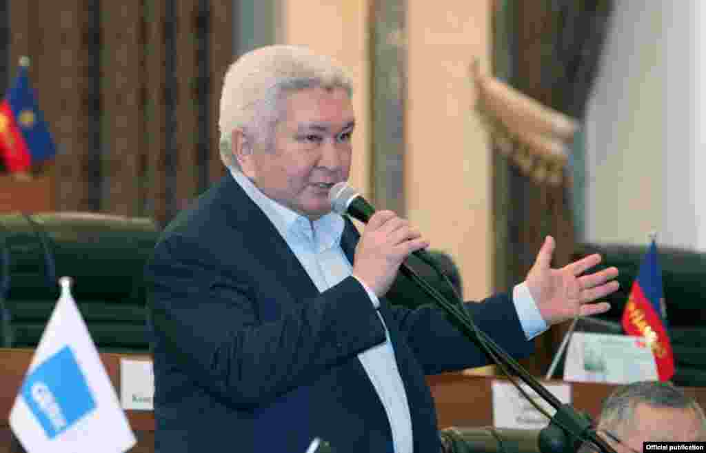 Феликс Кулов находился на посту премьер-министра с 15 августа 2005 года по 29 января 2007 года. 