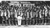 Corul Căminului cultural Hangu, dirijor Teoctist Galinescu, Cântarea României, 1979 – fotografie din colecția Fundației Culturale „Gavriil Galinescu”. Sursa: comunismulinromania.ro (MNIR)