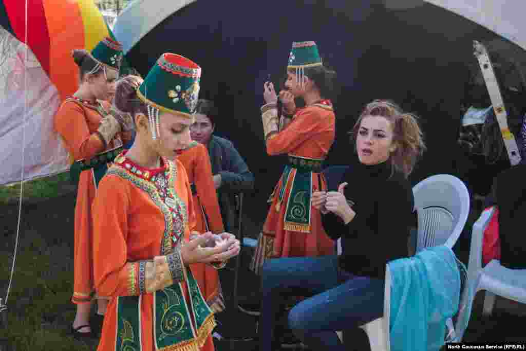 Концерты, выставки, фестивали проходили во всех районах курорта. На площади Южного мола стартовал фестиваль "Этно-Сочи" 