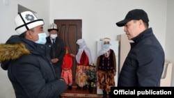 Президент Садыр Жапаров на встрече с памирскими кыргызами, переселившимися в Алайский район. 4 апреля 2021 года.