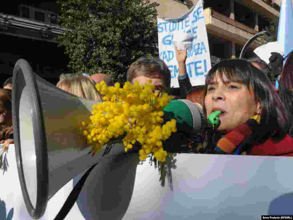 U Podgorici je nekoliko hiljada ljudi 21. januara 2012. protestovalo ispred zgrade crnogorske Vlade, zbog teškog socijalno-ekonomskog stanja u Crnoj Gori. Protest je organizovala Unija slobodnih sindikata, uz podršku Mreže za afirmaciju nevl