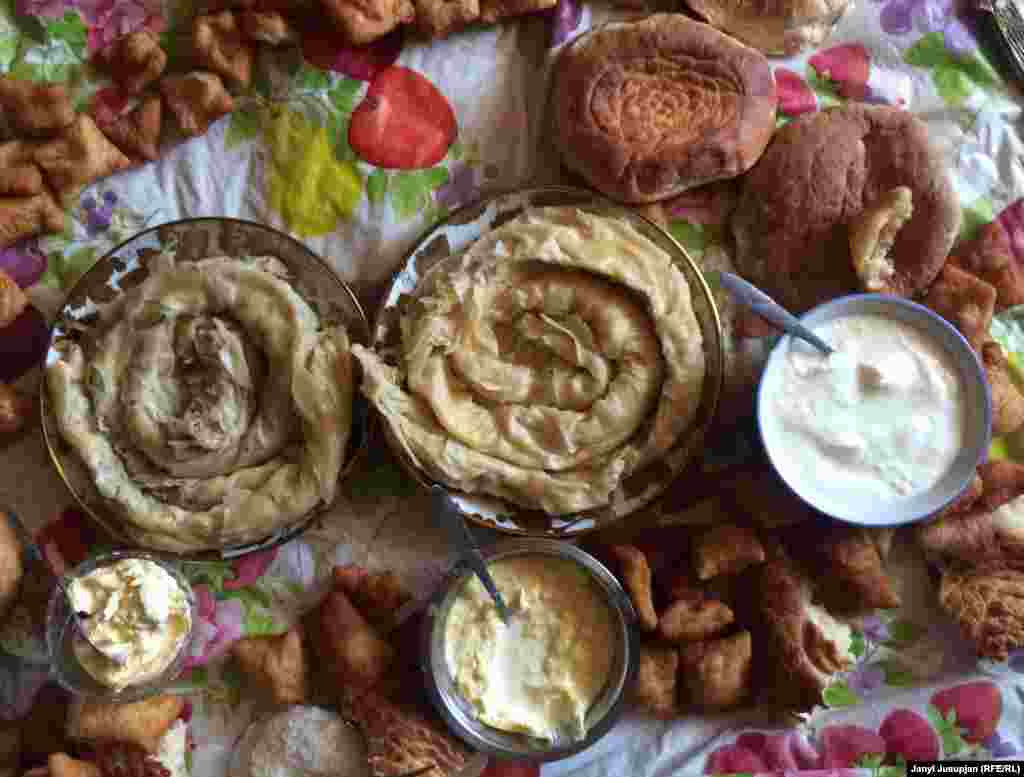 В селе производят кефир, сыр, масло в основном из молока яка и мясо. Остальные продукты людям привозят с "низин" Таджикистана.