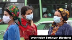 Женщины в защитных масках на улице в Ашгабате. 13 июля 2020 года.
