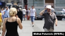 Prolaznici na sarajevskim ulicama