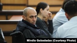 აფგან სადიგოვი თბილისის საქალაქო სასამართლოს დარბაზში. ფოტო გადაღებულია 2024 წლის 28 ნოემბერს