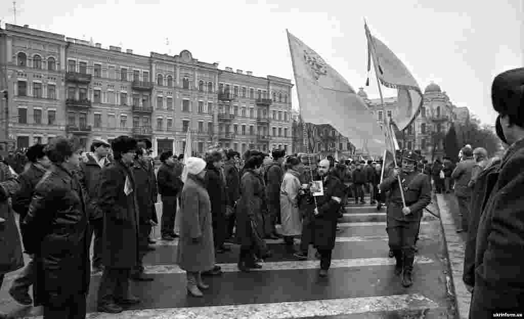 Во время празднования исторического Акта Соединения УНР и ЗУНР в Киеве. На фотографии впереди с флагом и в форме украинского сечевого стрелка – певец Виктор Морозов, а другой знаменосец – общественный активист Орест Карелин