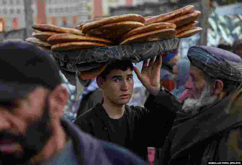 یک فروشندۀ دورهگرد افغان در حال عرضۀ نان در ماه رمضان
