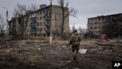 Український військовий у прифронтовому місті Вугледар, 25 лютого 2023 року