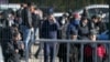 Трудовые мигранты возле многофункционального миграционного центра в Москве