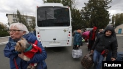 Вывезенные из оккупированной Россией Херсонской области Украины люди прибывают на железнодорожную станцию в Джанкой в аннексированном Крыму. 20 октября 2022 года