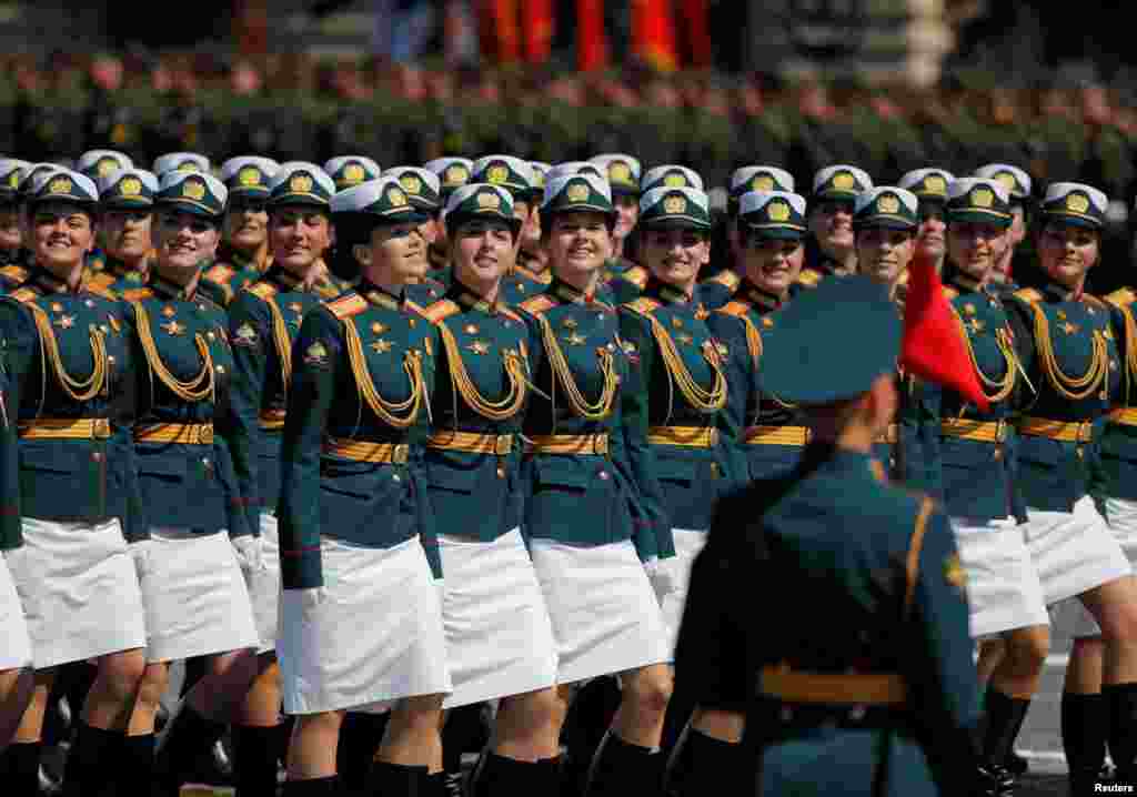 Участники парада маршировали по Красной площади без масок. Парад прошел в Москве и еще в 27 городах, три из которых — на территории аннексированного Россией Крыма.