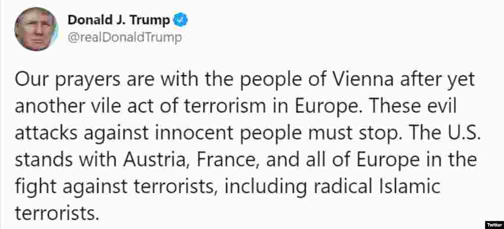 "Imádkozunk a bécsiekért egy újabb, Európában elkövetett aljas terrorcselekmény után. Az ártatlan emberek elleni ördögi támadásokat meg kell állítani" - írta Donald Trump amerikai elnök a Twitteren.