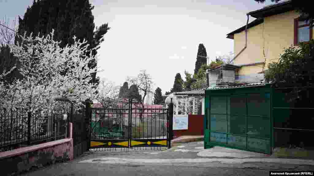 Evge «Livadiya» işhanesiniñ kiriş qapısı ile memuriy bina qavuşa