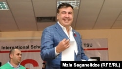 Президент Саакашвили добуш берүүдө. Тбилиси. 27-октябрь 2013