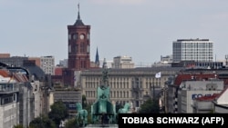 A Brandenburgi kapu, háttérben a berlini városházával 2020. szeptember 9 -én