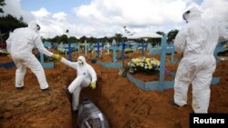 Бразилиянын Манаус шаарында коронавирустан өлгөн адамдын сөөгүн жерге берип жатышат.