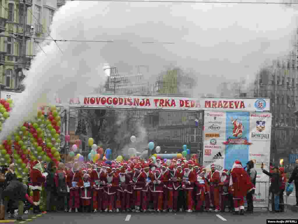 U Beogradu je održana, treća po redu, tradicionalna trka Deda Mrazova. Cela akcija ima humanitarni karakter, a ovogodišnji slogan bio je: ¨Verujem u Deda Mraza¨. 26.12.2010. Foto: Vesna Anđić