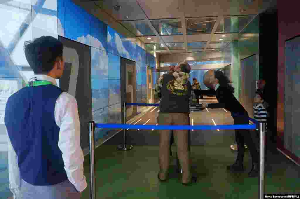 Открытие «туристической зоны» территории EXPO оказалось по факту открытием дверей центрального здания. Работники Музея энергии будущего рассказывают, что со времен EXPO в обстановке ничего не изменилось.