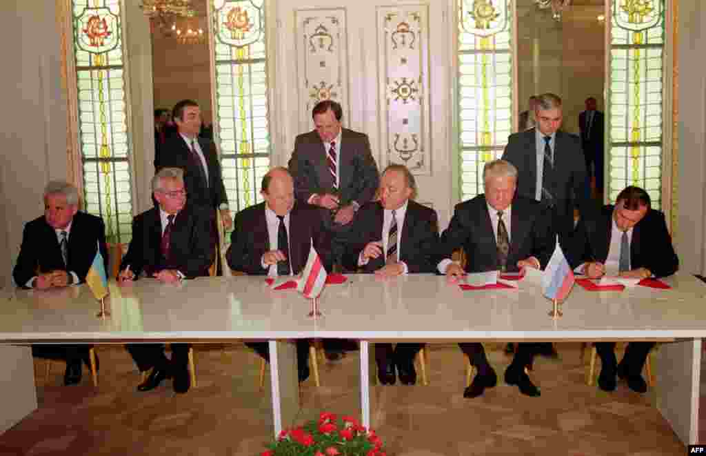 Më 8 dhjetor 1991, presidenti ukrainas Kravchuk (i dyti nga e majta), udhëheqësi bjellorus Stanislav Shushkevich (i treti nga e majta), dhe presidenti rus Boris Yeltsin (i dyti nga e djathta) nënshkruan një deklaratë se “Bashkimi Sovjetik si realitet gjeopolitik dhe subjekt i së drejtës ndërkombëtare ka pushuar së ekzistuari”.