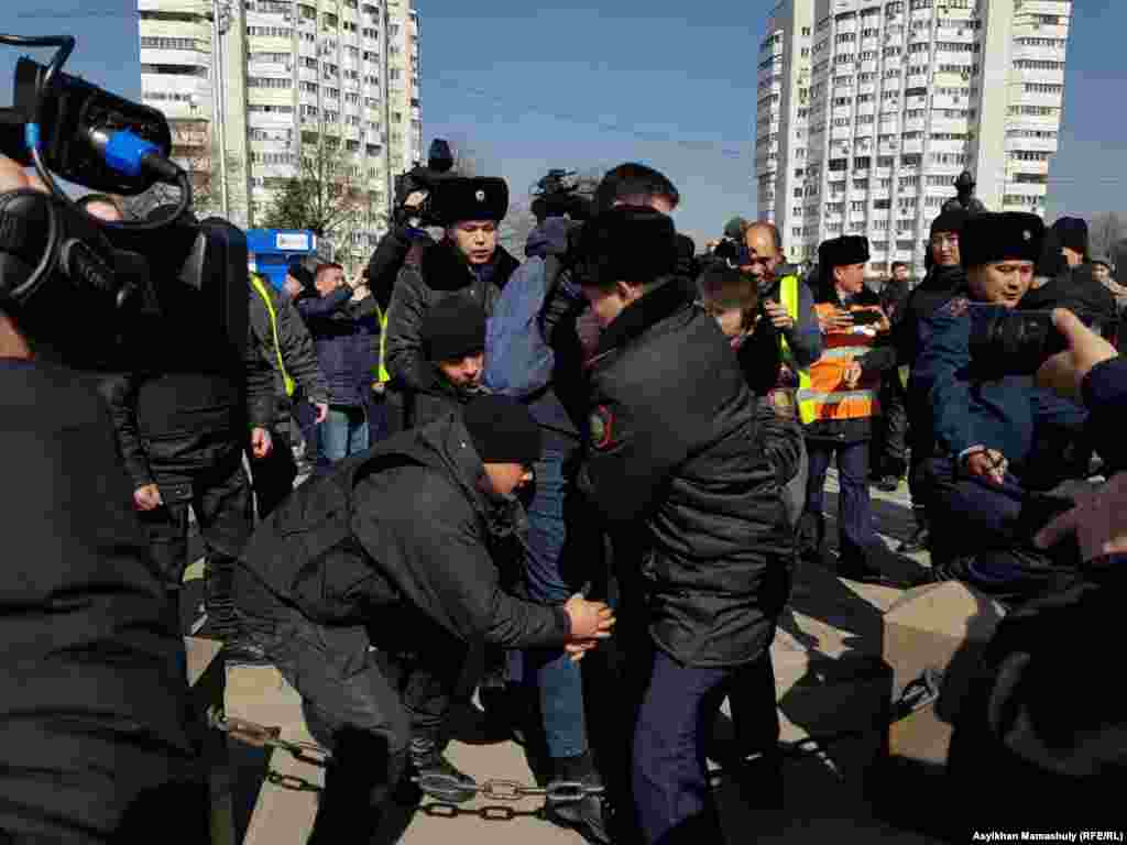 Алматыда полиция мен арнайы жасақ алаңға келгендердің бірін ұстап әкеткен сәт. Қала әкімдігі мен Қазақстан президентінің Алматыдағы резиденциясы орналасқан жермен жапсарлас алаң мен көшелерде қозғалыс шектелген. Республика алаңы маңындағы кейбір дәмханалар жабық тұр.