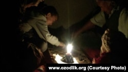 O‘zbekistonda 1-apreldan elektr energiyasi va gaz uchun to‘lovlar oshishi ortidan kam ta’minlangan oilalarning iqtisodiy ahvoli yanada og‘irlashishi kutiladi.