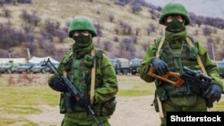 «Зелені чоловічки» (військовослужбовці Росії без пізнавальних знаків) в Криму у перші дні окупації півострова. 5 березня 2014 року