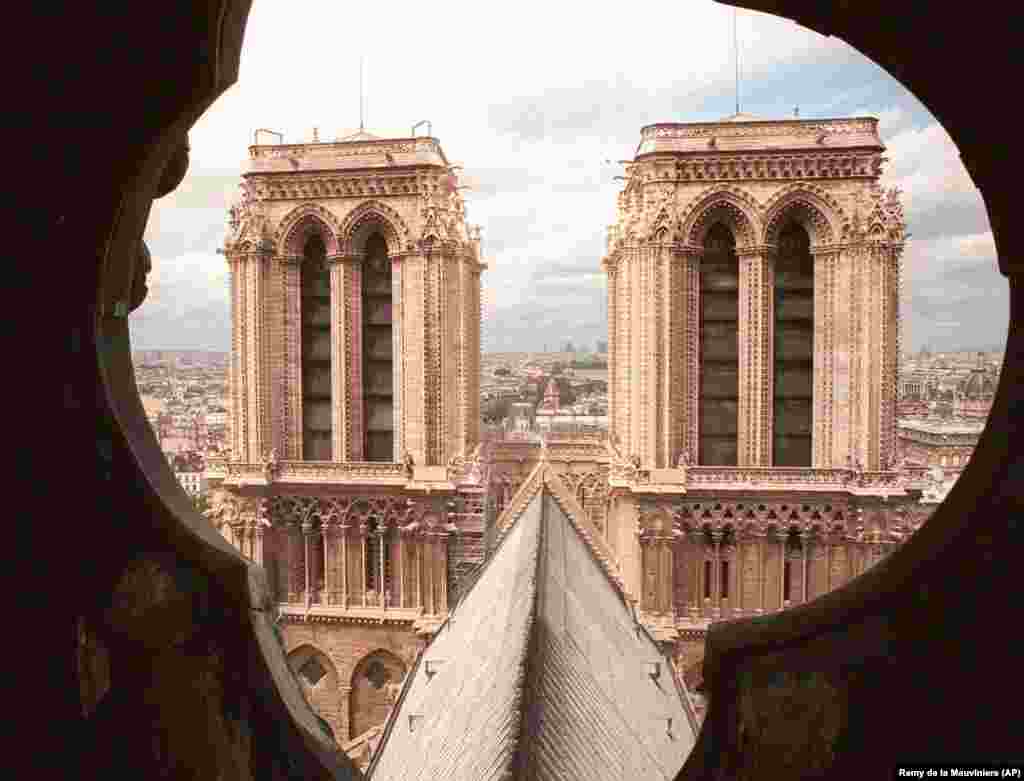 Dy kullat e Katedrales Notre Dame në Paris. Qershor, 1998.
