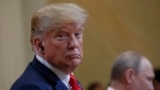 Президент США Дональд Трамп слушает выступление президента России Владимира Путина во время совместной пресс-конференции в Хельсинки. Финляндия, 16 июля 2018 года.