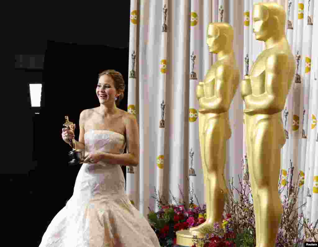 Silver Linings Playbook filmində oynadığı rola görə, Ən yaxşı qadın aktrisası mükafatı alan Jennifer Lawrence səhnədə