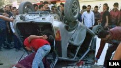 گزارش شده که معترضان خشمگین خودروی سرایدار مدرسه را واژگون کرده‌اند.