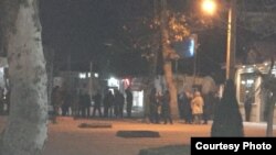 عکس دریافتی از تجمع خانوادههای بازداشتشدگان در مقابل دادگستری صومعهسرا