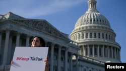 A chicagói Giovanna Gonzalez a Capitolium előtt tüntet a TikTok betiltása ellen, Washingtonban, 2024. március 12-én