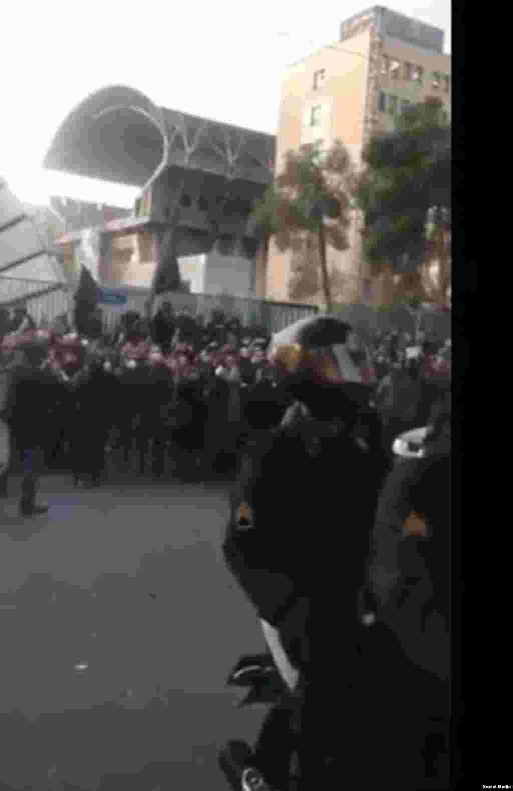 Poliția anti-revolte se mobilizează în fața Universității Amir Kabir din Teheran, pe 11 ianuarie. 
