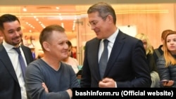 Камил Бузыкаев (уртада) күргәзмәсендә Радий Хәбиров (у) һәм Ростислав Морзагулов (с), архив фотосы