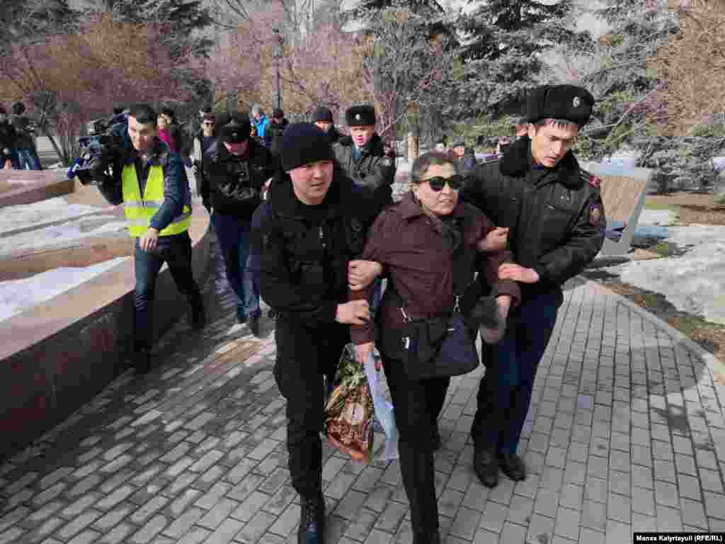 Алматыда полиция митинг өтеді деп жоспарланған "Астана" алаңына келген адамды ұстап әкетіп барады. Қазақстандағы екі оппозициялық топ - "Демократиялық партия" құруды жоспарлайтын бастамашыл топ пен елде қызметіне тыйым салынған "Қазақстанның демократиялық таңдауы" қозғалысы (ҚДТ) 22 ақпанда билікке қарсы наразылық өткізетіндерін хабарлаған. 