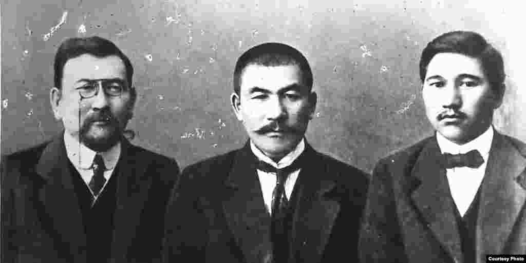 "Алаш" қозғалысы мен Алашорда ұлттық территориялық автономиясының жетекшілері (солдан оңға қарай) Ахмет Байтұрсынұлы, Әлихан Бөкейханов және Міржақып Дулатұлы. Әлихан Бөкейхан 1906 жылы бірінші мемлекеттік думаға депутат болып сайланды. 1917 жылдың желтоқсанында бүкіл қазақ құрылтайында "Алаш" автономиясы жарияланып, Әлихан Бөкейханов "Алашорда" автономиялық үкіметінің төрағасы болып сайланды.
