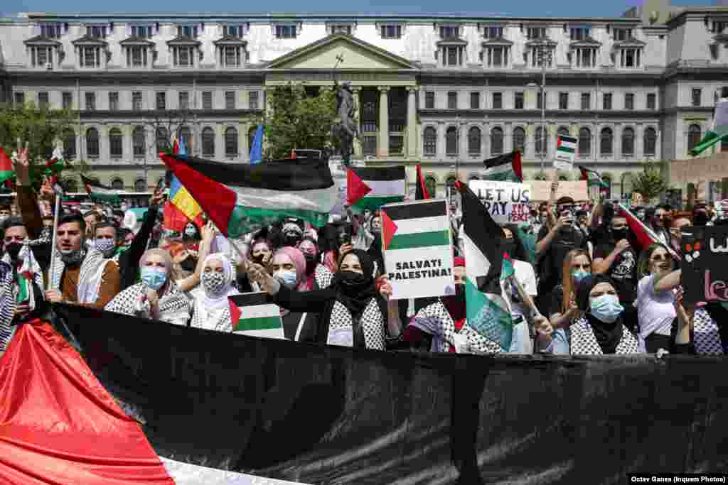Palestinezët dhe mbështetësit e tyre protestojnë kundër aksioneve të fundit të shtetit izraelit, në Bukuresht, Rumani, më 15 maj 2021.