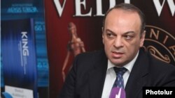 Հայաստանի նախագահի թեկնածու Արման Մելիքյանը ասուլիսի ժամանակ, արխիվ