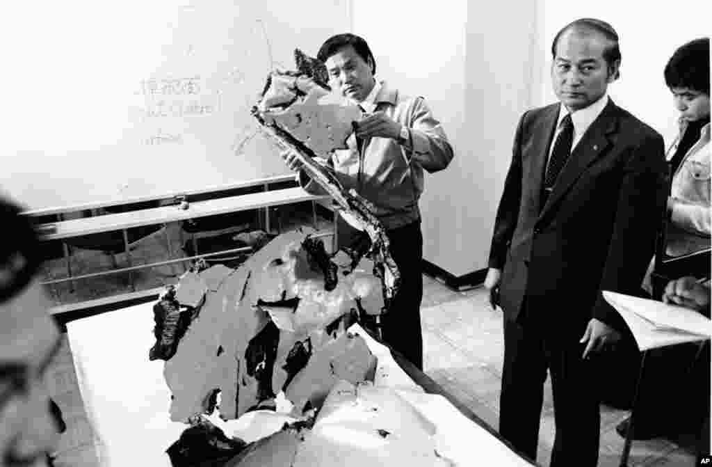 Сентябрь 1983 года. Пассажирский самолет авиакомпании Korean Airlines, направляющийся из США в Сеул, сбивается с курса и залетает в воздушное пространство СССР. В воздух подняты советские истребители: командование опасается, что речь идет об американском самолете-шпионе. После предупредительных выстрелов южнокорейский лайнер сбивают ракетой советского истребителя-перехватчика Су-15. Обломки самолета падают в море. Жертвами инцидента стали все 269 пассажиров и членов экипажа "Боинга-747". На снимке: сотрудники южнокорейской прокуратуры изучают обломки сбитого авиалайнера. 